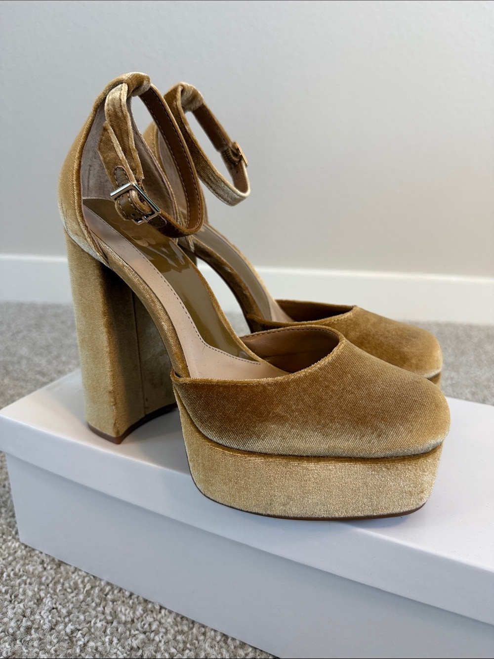 GB Gianni Bini Gold Velvet Platform Heels Ankle Strap Block Heel Pumps Size 6.5M